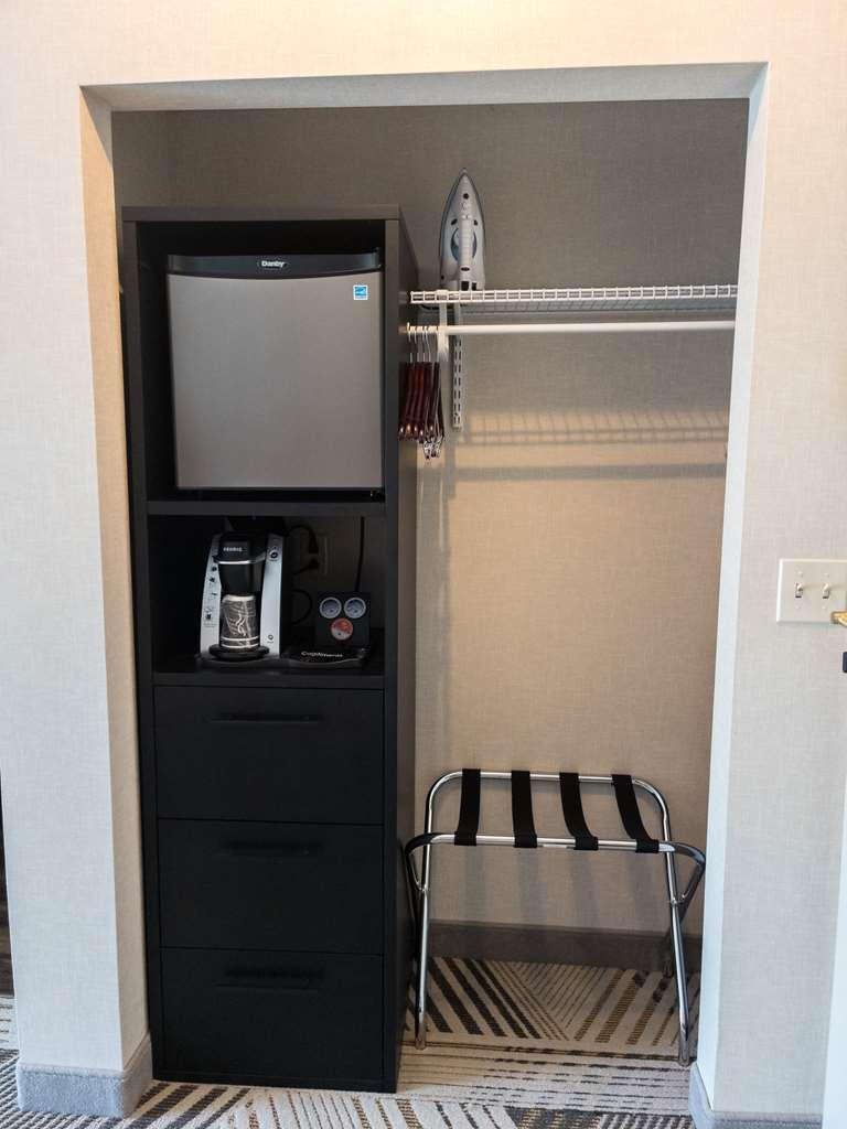 Cherry Valley Hotel Newark Room photo